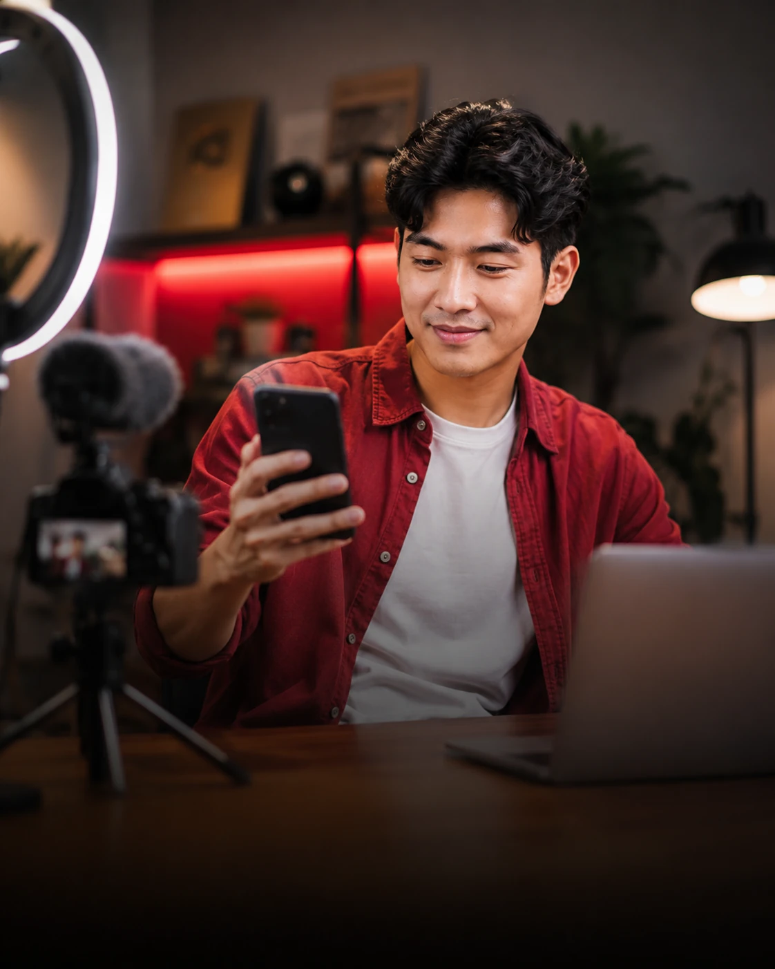 Content creator merakam kandungan menggunakan telefon