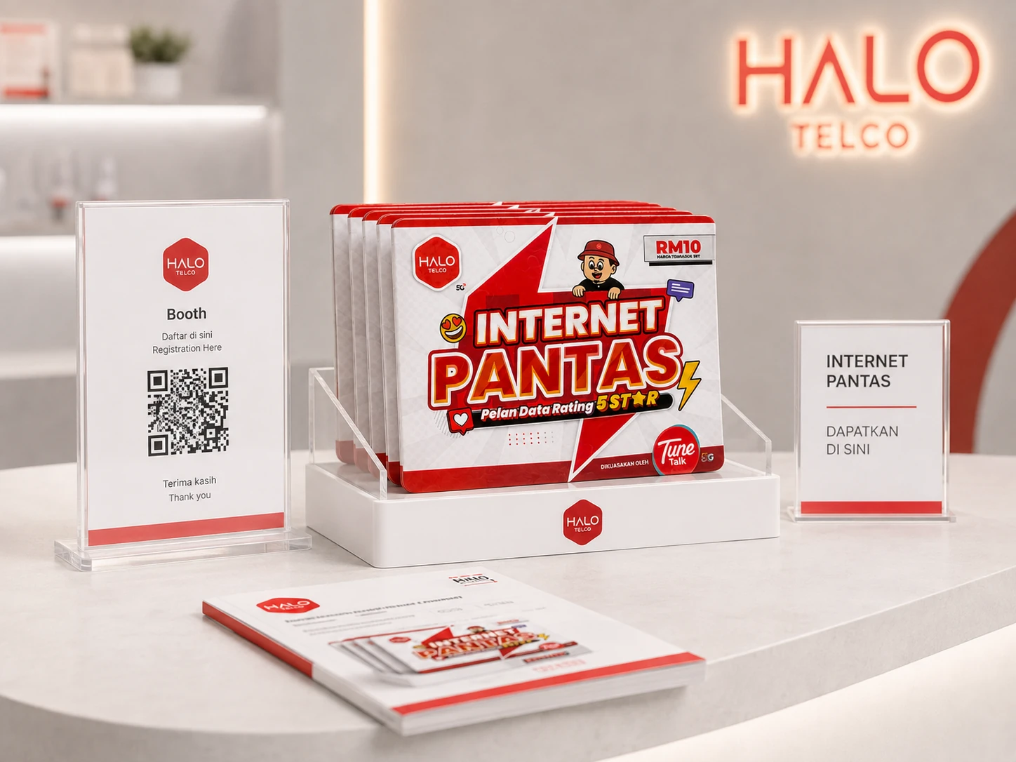 Jualan offline melalui booth dengan acrylic display dan produk Halo Telco.