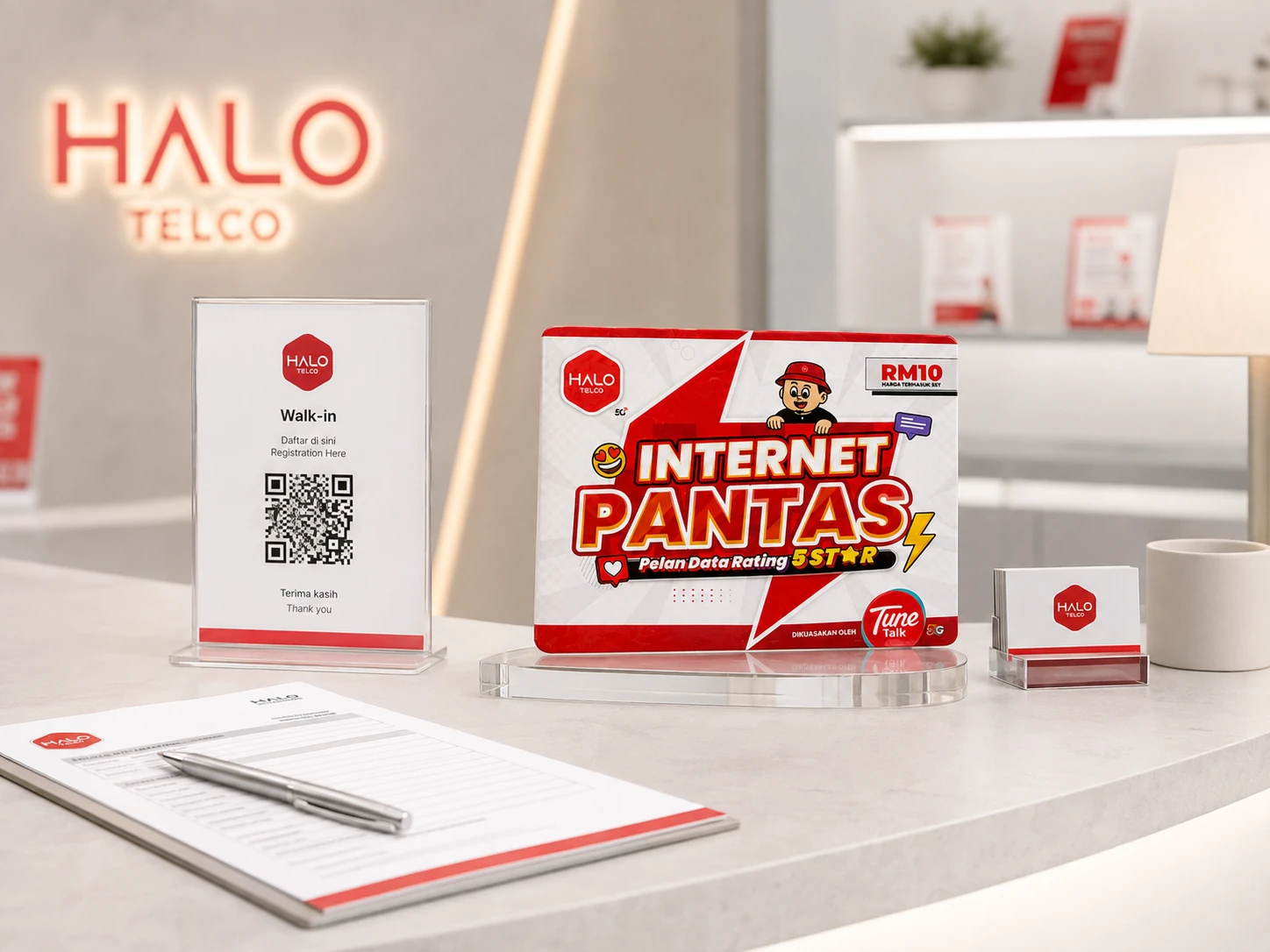 Jualan offline secara walk-in di kaunter dengan QR stand dan produk Halo Telco.